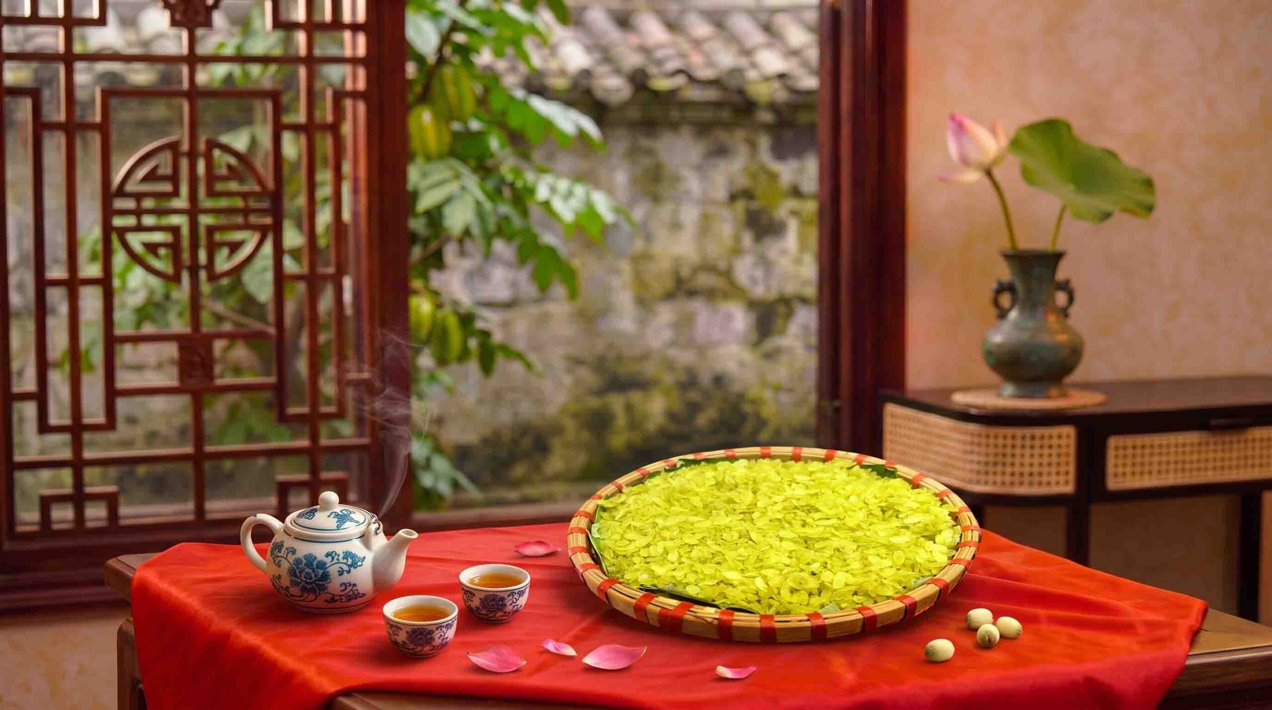 Cốm non tươi làng Vòng màu xanh tự nhiên, hạt dẻo thơm đặc sản Hà Nội