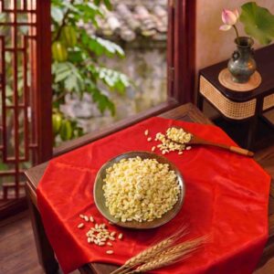 Đĩa cốm rang giòn vàng ươm, đặc sản làng Vòng Hà Nội