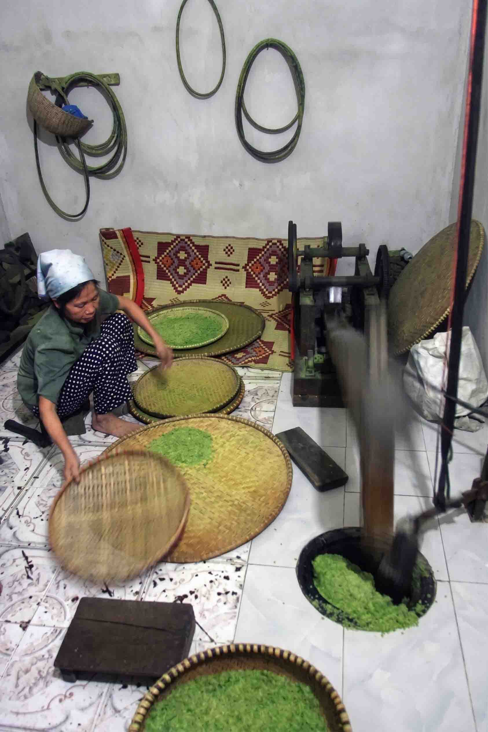 Cốm non tươi làng Vòng màu xanh tự nhiên, hạt dẻo thơm đặc sản Hà Nội