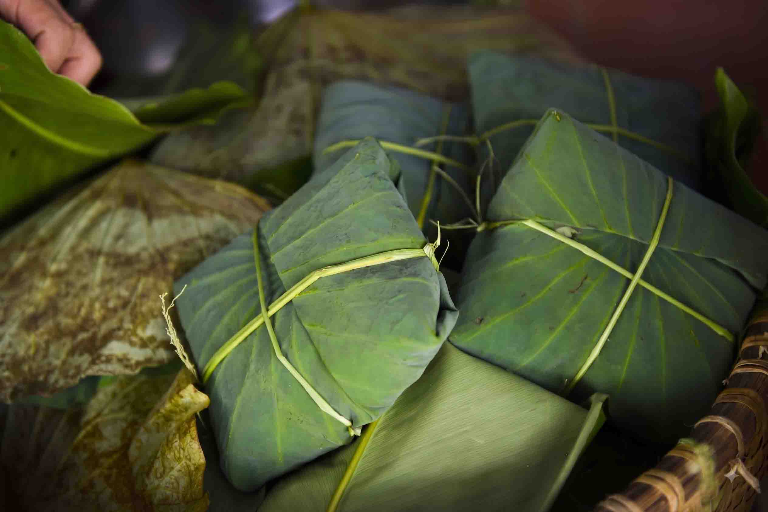 Cốm non tươi làng Vòng màu xanh tự nhiên, hạt dẻo thơm đặc sản Hà Nội
