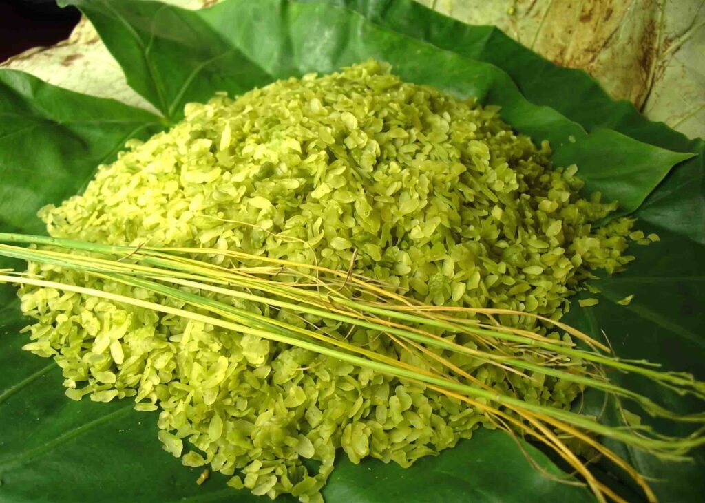 Cốm non tươi làng Vòng màu xanh tự nhiên, hạt dẻo thơm đặc sản Hà Nội